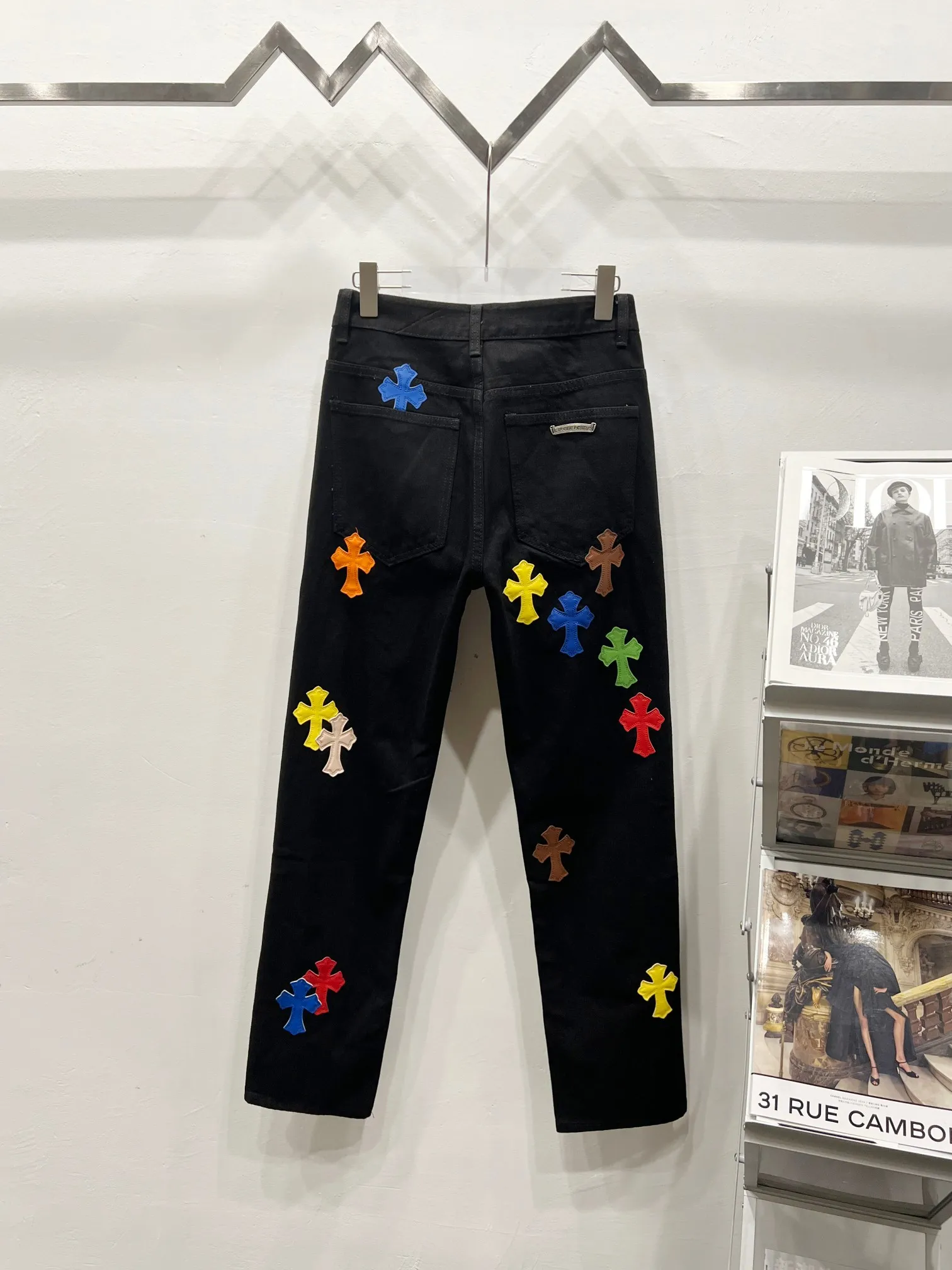 P260 Style No.: (c032) Chrome hearts & Chrome hearts High-end Chrome hearts flame colored leather cross-patch leather jeans Original hardware accessories washed and other elevators, QR code analysis are all purchased from the original factory, high degree of restoration, you are welcome to compare the products~ Three-dimensional version Loose and comfortable, not picky about the body, taller and slimmer Big factory Seiko Original quality control Same style for men and women Can be matched with couples Versatile recommendation Necessary jeans for all seasons Hipsters have been disappointed From the quality selection of fabrics, the tailoring of details, and the matching of patterns, everything is impeccable! The upper body is so handsome when worn...it can be easily worn by men, women and children! The craftsmanship is made of heavy-duty washed pure cotton denim fabric. After washing, it is soft and thick and looks very stylish when worn. Size: 28, 30, 32, 34, 36 (S-XXL) Color: black